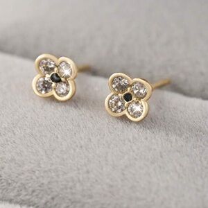 🐰🪷 .925 Elegant Gold Tone Silver Flower Stud Earrings